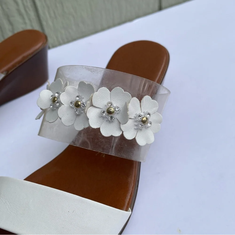 Italian sandals Womens 7.5 White Brown Foot Bed Lightweight Summer‎